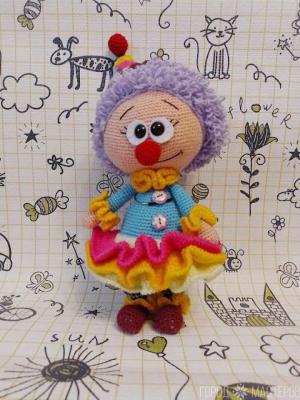Вязаная девочка-клоун. 33 см - 2