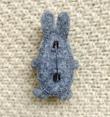 Брошь из войлока "Зайчик с сердечком". - 2