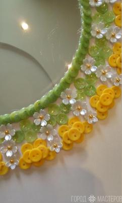 Зеркало инкрустировано пуговичками и стразами - 2