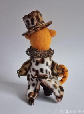 Тигр джентльмен с подарком - 2