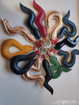 Брелок змейка из натуральной кожи - 2