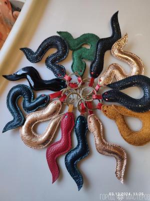 Брелок змейка из натуральной кожи - 3