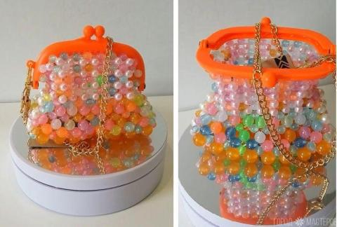 DIY- СУМОЧКА - КОШЕЛЁК ИЗ БУСИН на фермуаре из светящихся в темноте бусин и жемчужных бусин - 4