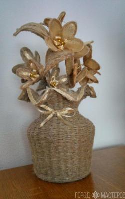 Креативная ваза  из джута с букетом цветов из джута. - 5