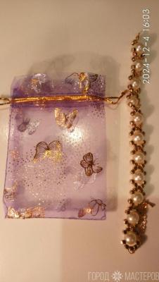 Браслет "Восьмёрочка" из жемчужных бусин и бусин - кубиков (см. видео в описании - 2