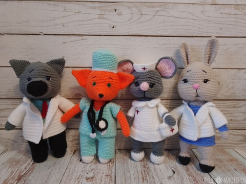 Вязаные игрушки-звери-медики — мишки, лис, волк, мышка,  зайка в медицинских образах - 2