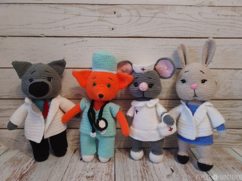 Вязаные игрушки-звери-медики — мишки, лис, волк, мышка,  зайка в медицинских образах - 3