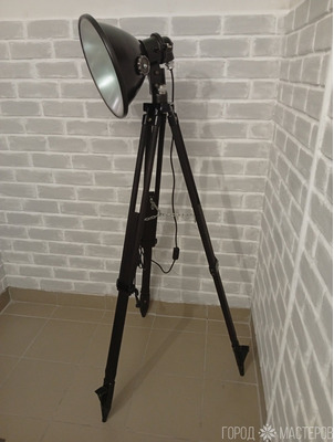 Светильник лофт на штативе треноге