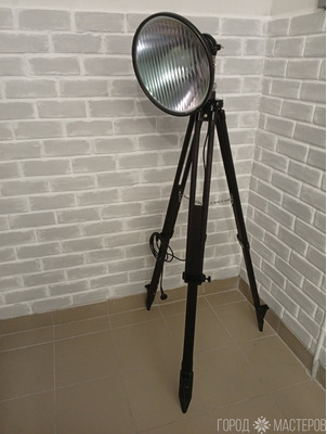 Светильник лофт на штативе треноге - 2
