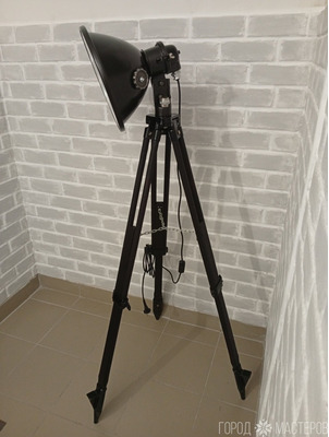 Светильник лофт на штативе треноге - 3