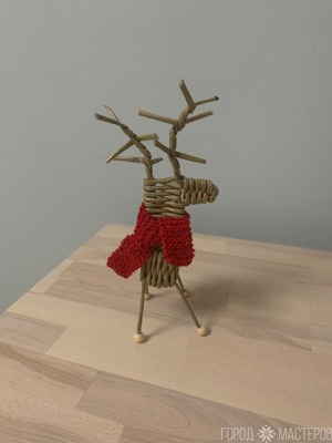 Новогодний олень из бумажной лозы