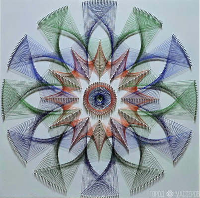 Картина в стиле String art.
