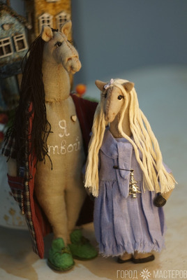 Пара лошадок из ткани.