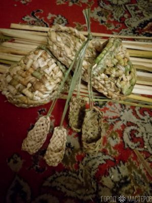 Тапочки плетеные.