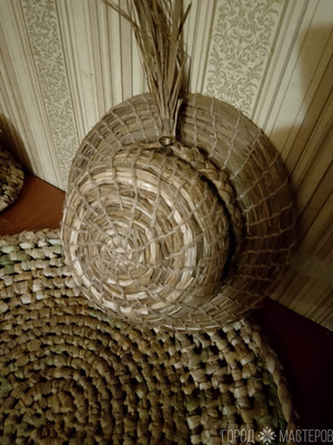 Шляпа плетёная.