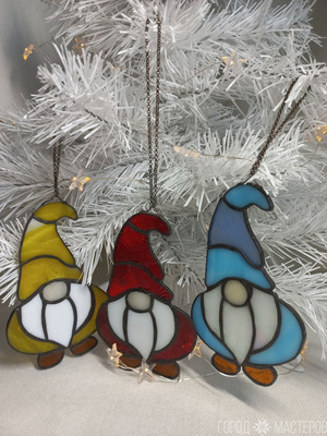 Новогодние игрушки из витражного стекла выполнены в технике Тиффани - гномики🧙‍♂ - 4