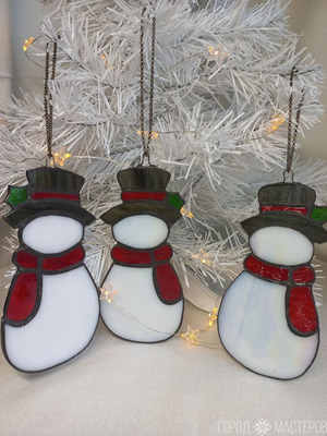 Новогодние игрушки из витражного стекла выполнены в технике Тиффани - снеговики☃️ - 2