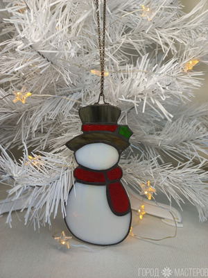 Новогодние игрушки из витражного стекла выполнены в технике Тиффани - снеговики☃️ - 3