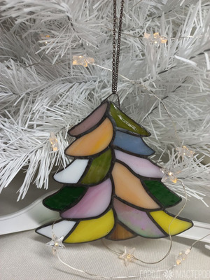 Новогодняя игрушка из витражного стекла выполнена в технике Тиффани - елочка