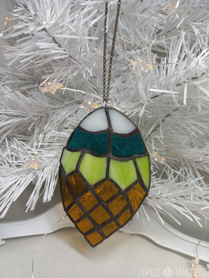 Новогодние игрушки из витражного стекла выполнены в технике Тиффани - шишки - 2