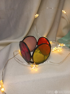 Светильник из витражного стекла выполнен в технике Тиффани