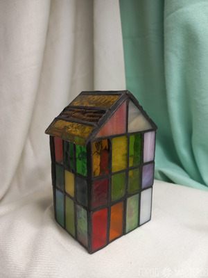 Светильник из витражного стекла выполнен в технике Тиффани - домик