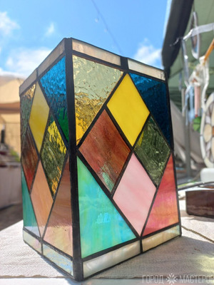 Светильник "Геометрия" из витражного стекла выполнен в технике Тиффани