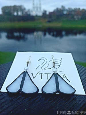 Серьги из витражного стекла выполнены в технике Тиффани "Мотыльки"