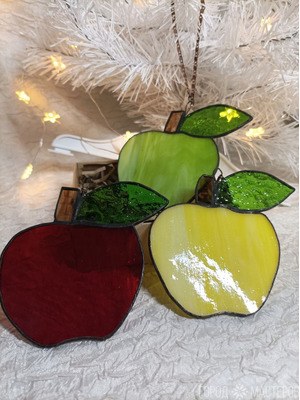 Игрушка-подвеска из витражного стекла выполнена в технике Тиффани "Яблоко"