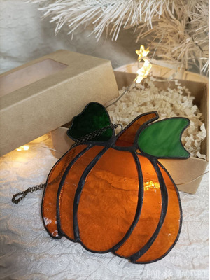 Игрушка-подвеска из витражного стекла выполнена в технике Тиффани "Тыква"