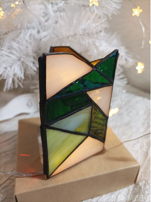 Светильник-ночник "Треугольник" из витражного стекла выполнен в технике Тиффани