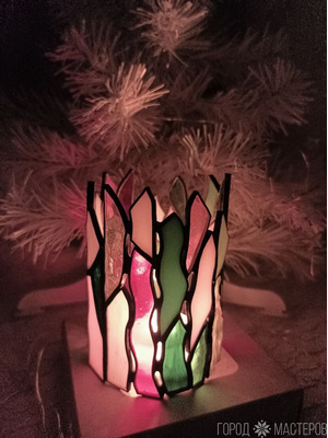 Светильник-ночник круглый из витражного стекла выполнен в технике Тиффани - 6