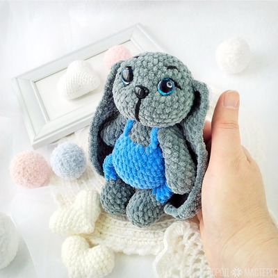 Зайчик в комбинезоне