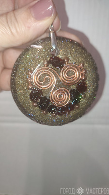 кулон - оргонит с натуральными камнями из  эпоксидной смолы