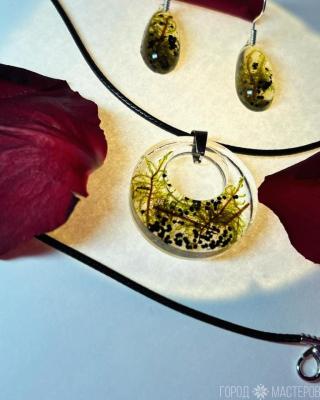 Украшения из смолы и натурального мха - 3